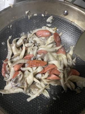 超鲜的蘑菇火腿炒蛋的做法 步骤2