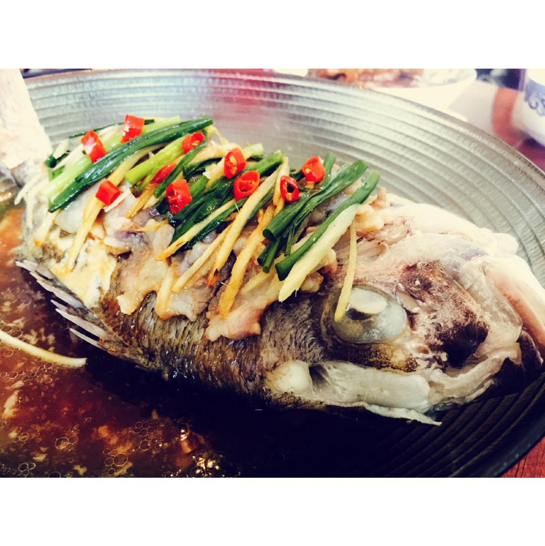 五花肉蒸鱼
