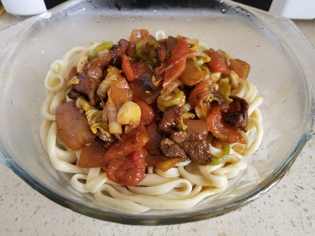 孩子妈不会做饭做的新疆拉条子