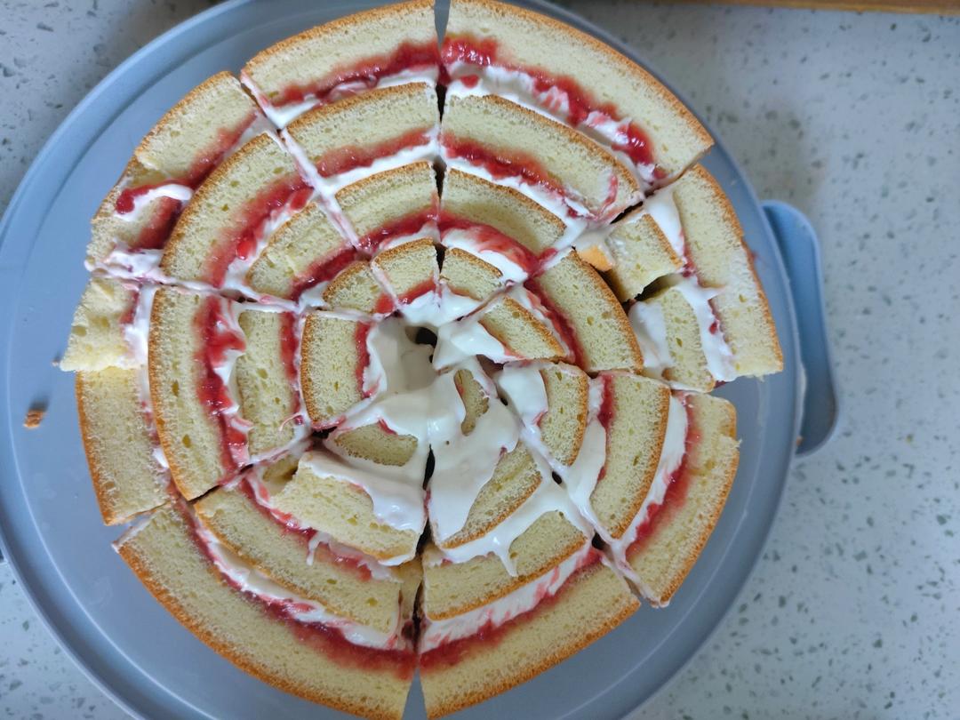 草莓年轮蛋糕，不用抹面不怕卷裂，好看又好吃，圣诞蛋糕就是她了！