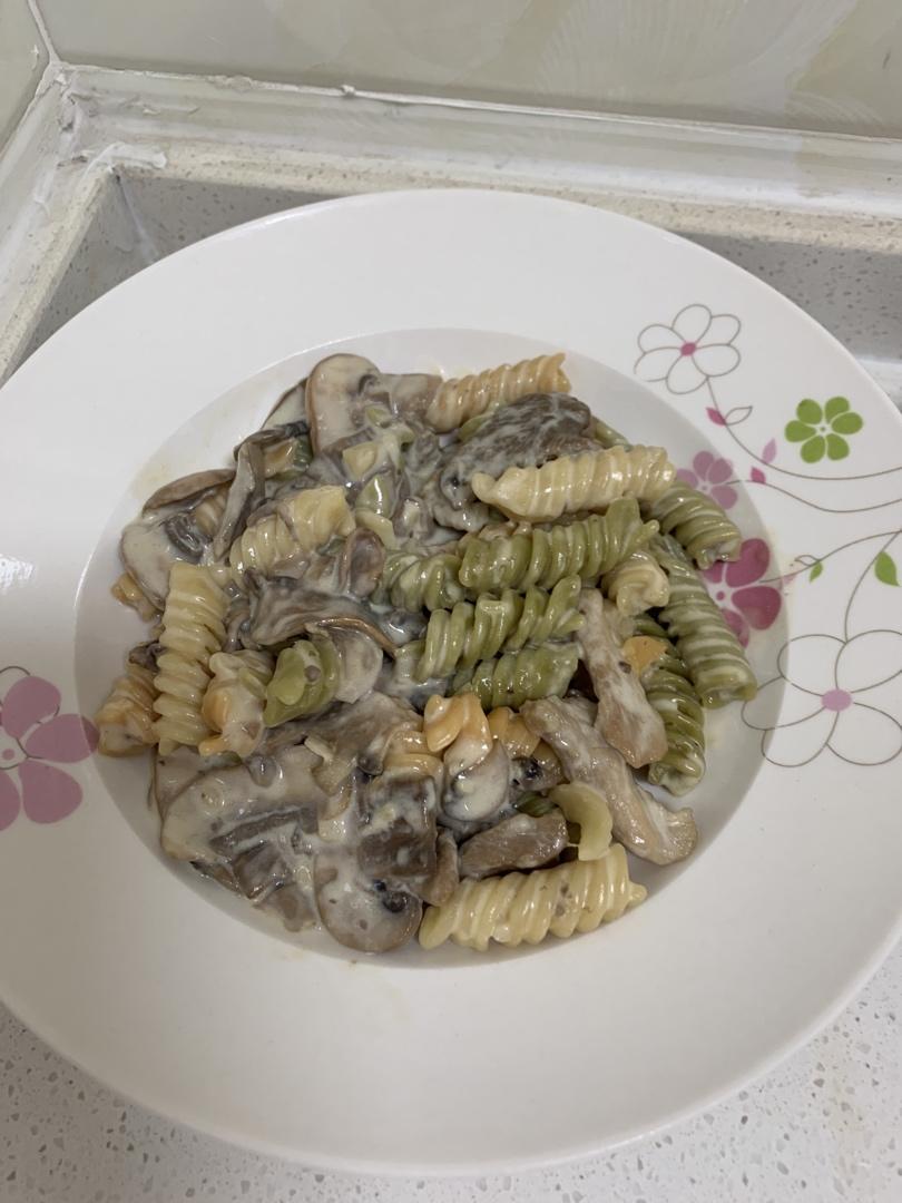 奶油蘑菇培根意面