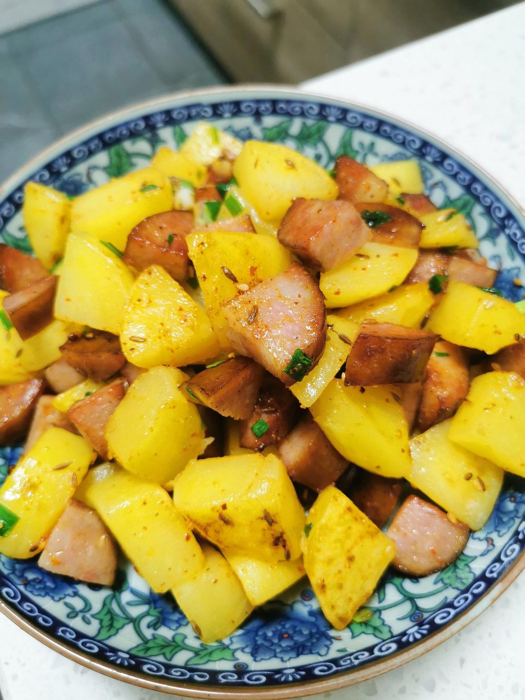 😋简单易做超好吃的孜然红肠小土豆