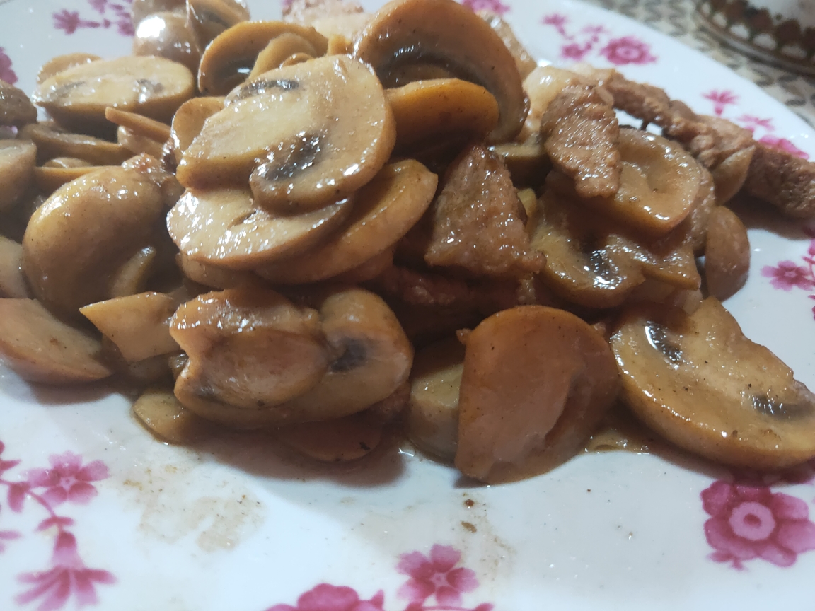 草菇蘑菇炒肉片，营养健康，方便既简单。的做法 步骤1