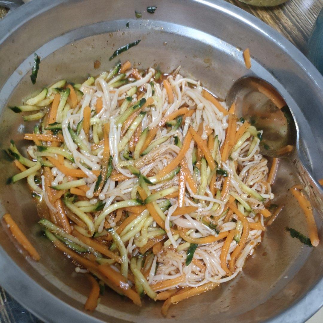 根本停不下来的凉拌金针菇