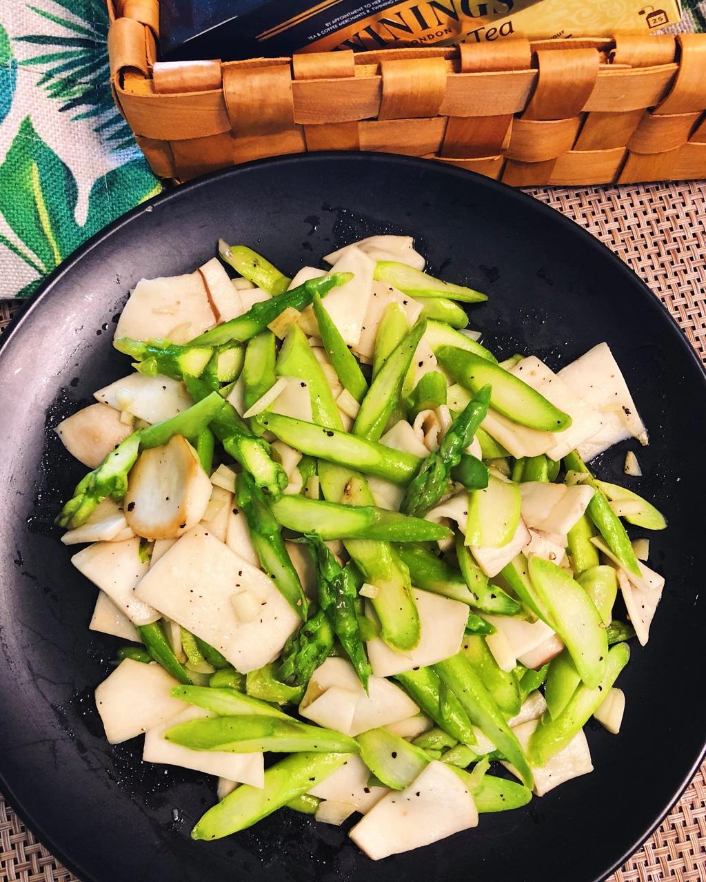 芦笋炒蘑菇