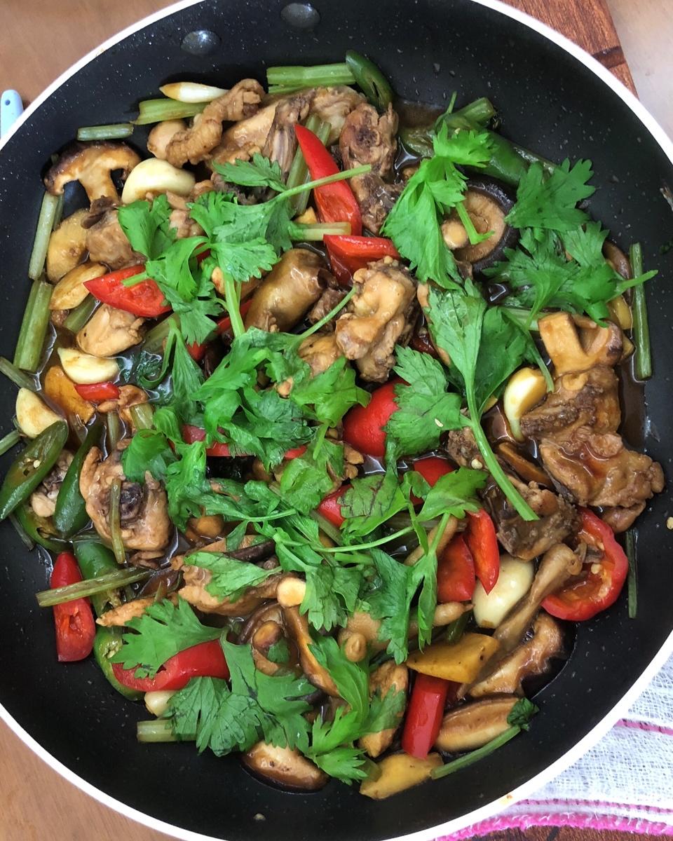 一鸡两吃的广东鸡煲