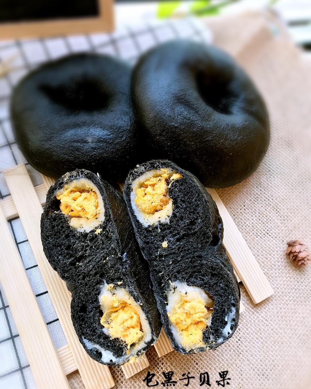 咸蛋黄肉松海苔贝果