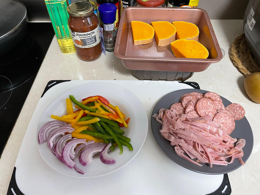 含宣软饼皮做法、自己在家也能做出馅料十足、超拉丝的美味诱人披萨