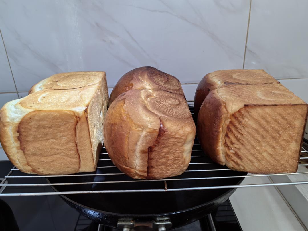 奶呼呼的厚炼乳吐司