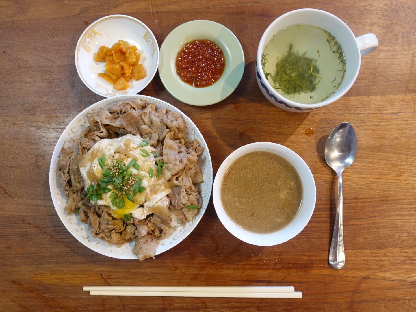 15分钟做好，比吉野家好吃的正宗日式牛肉盖饭，含水波蛋的做法
