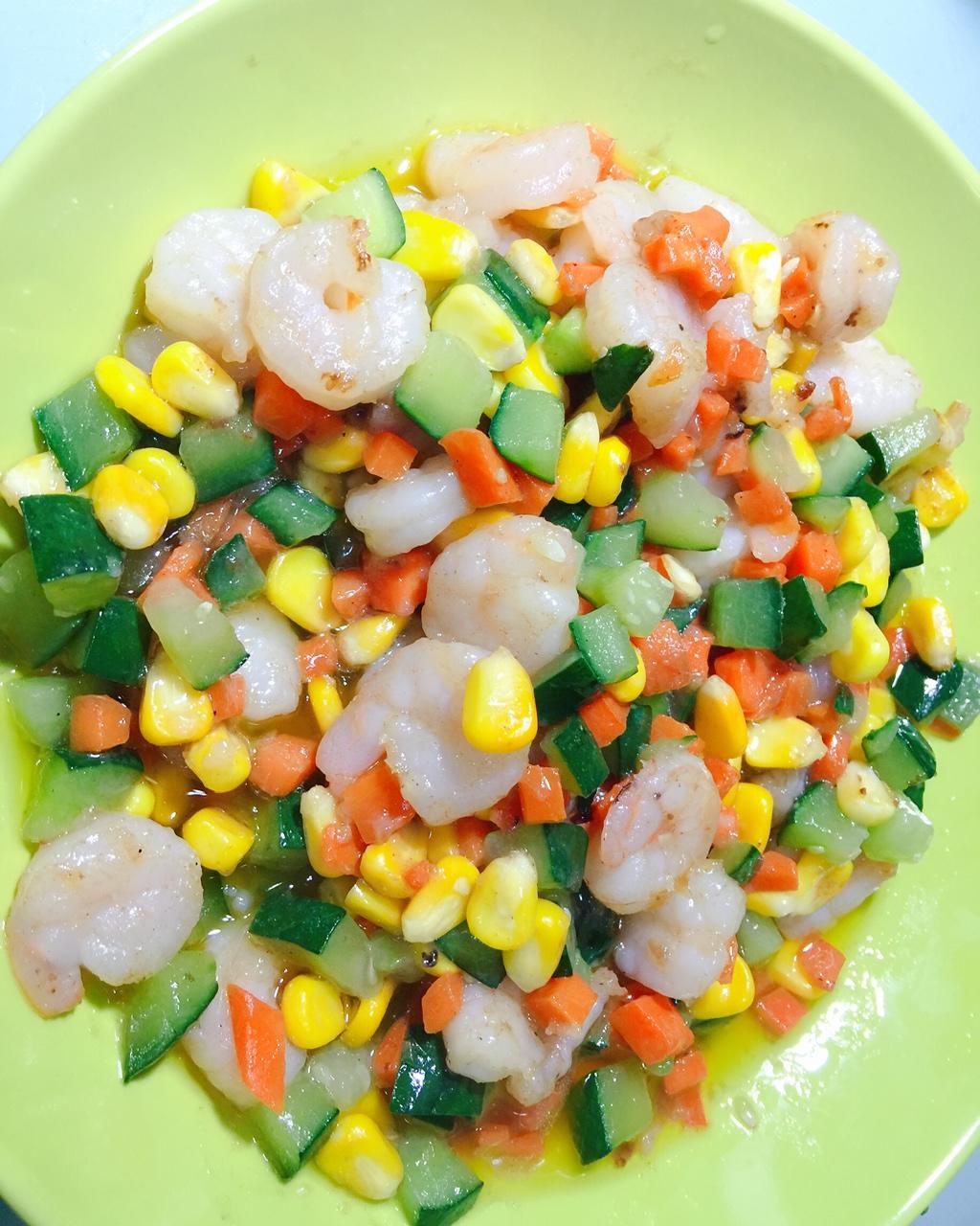家常菜 三色炒虾仁 慧527做的三色炒虾仁 赞 虾仁,黄瓜,胡萝卜,玉米粒