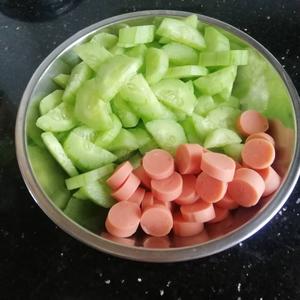超好的黄瓜炒火腿的做法 步骤2
