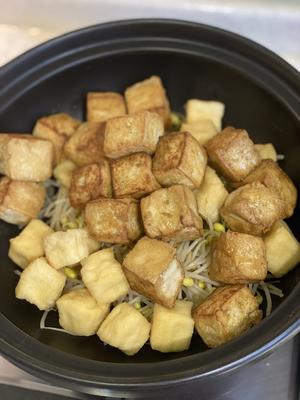 重口味的叠加-臭豆腐肥肠鸭血煲的做法 步骤7