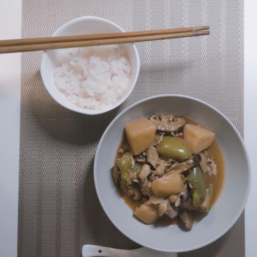 汤汁特浓的黄焖鸡米饭