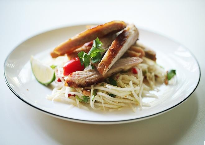 泰式烤猪颈肉配青木瓜沙拉的做法