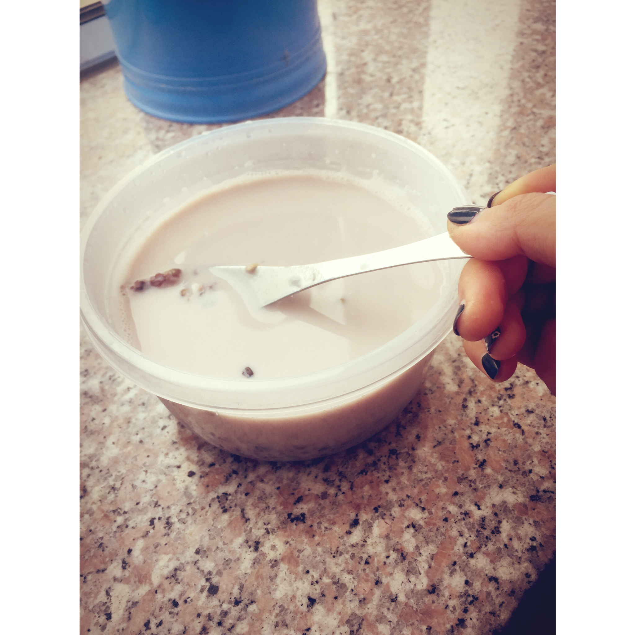 红枣红豆薏仁牛奶粥