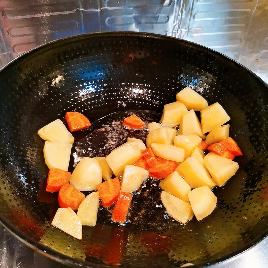 土豆炖豆角的做法 步骤3
