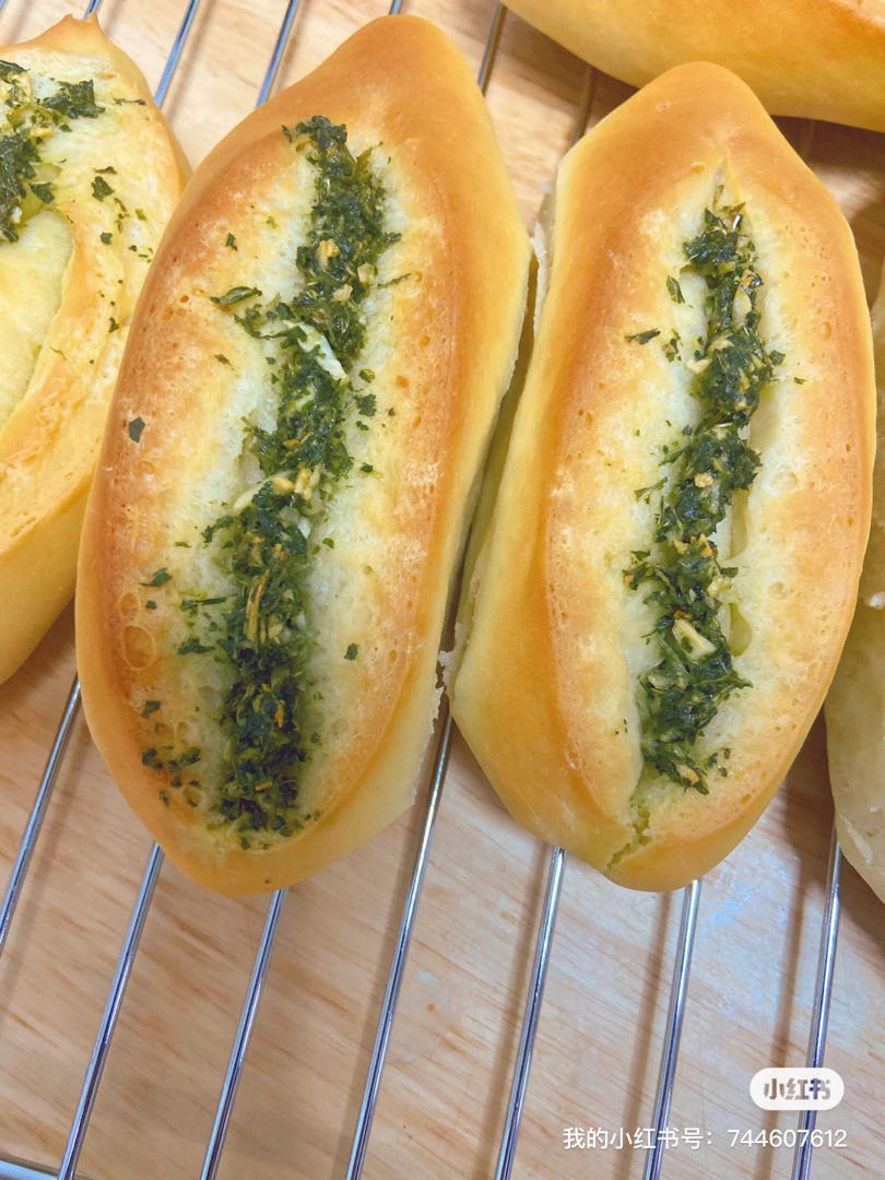 松软好吃的蒜香面包，蒜香浓郁，满屋飘香！