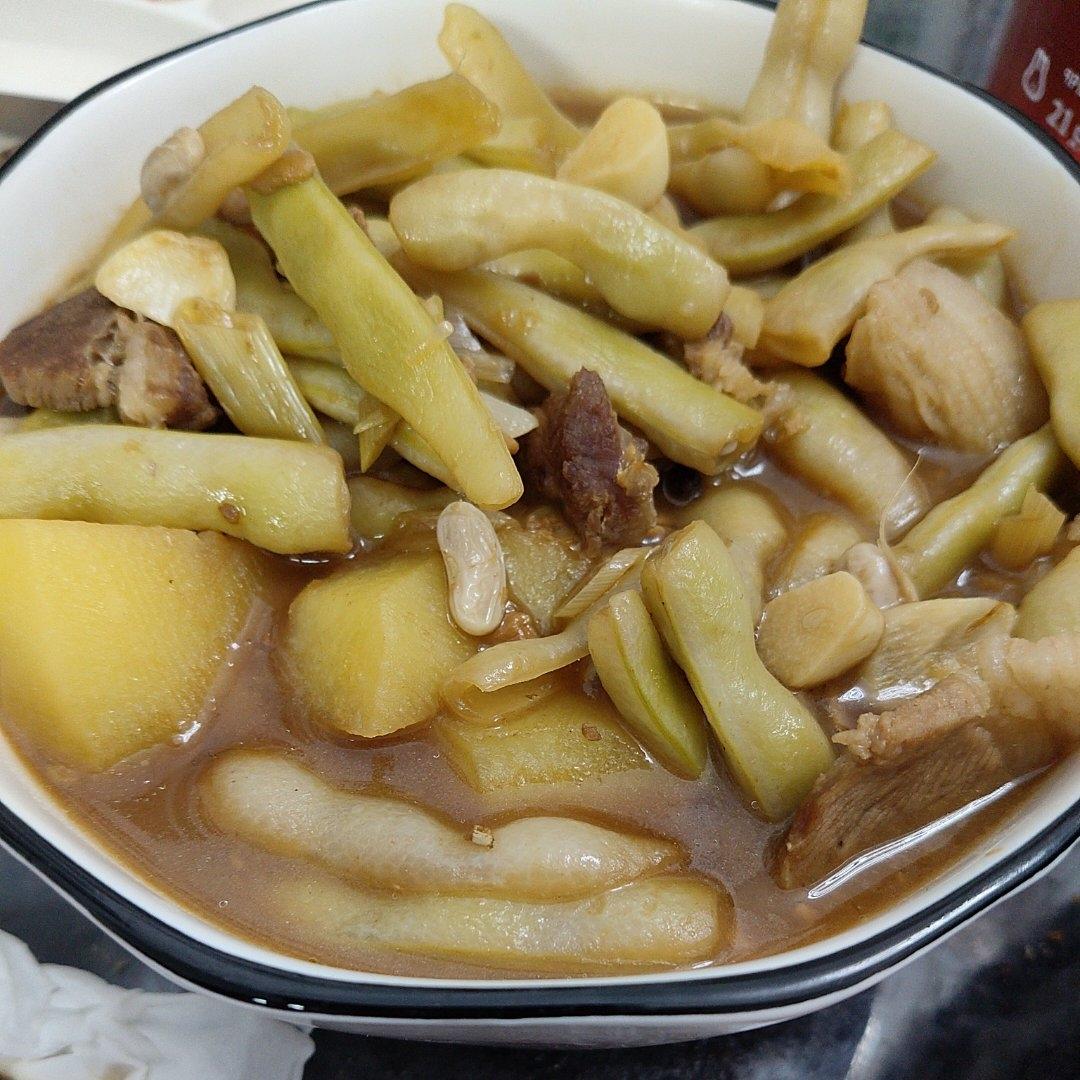 不吃两碗饭你找我！东北做法 酱炖芸豆土豆五花肉