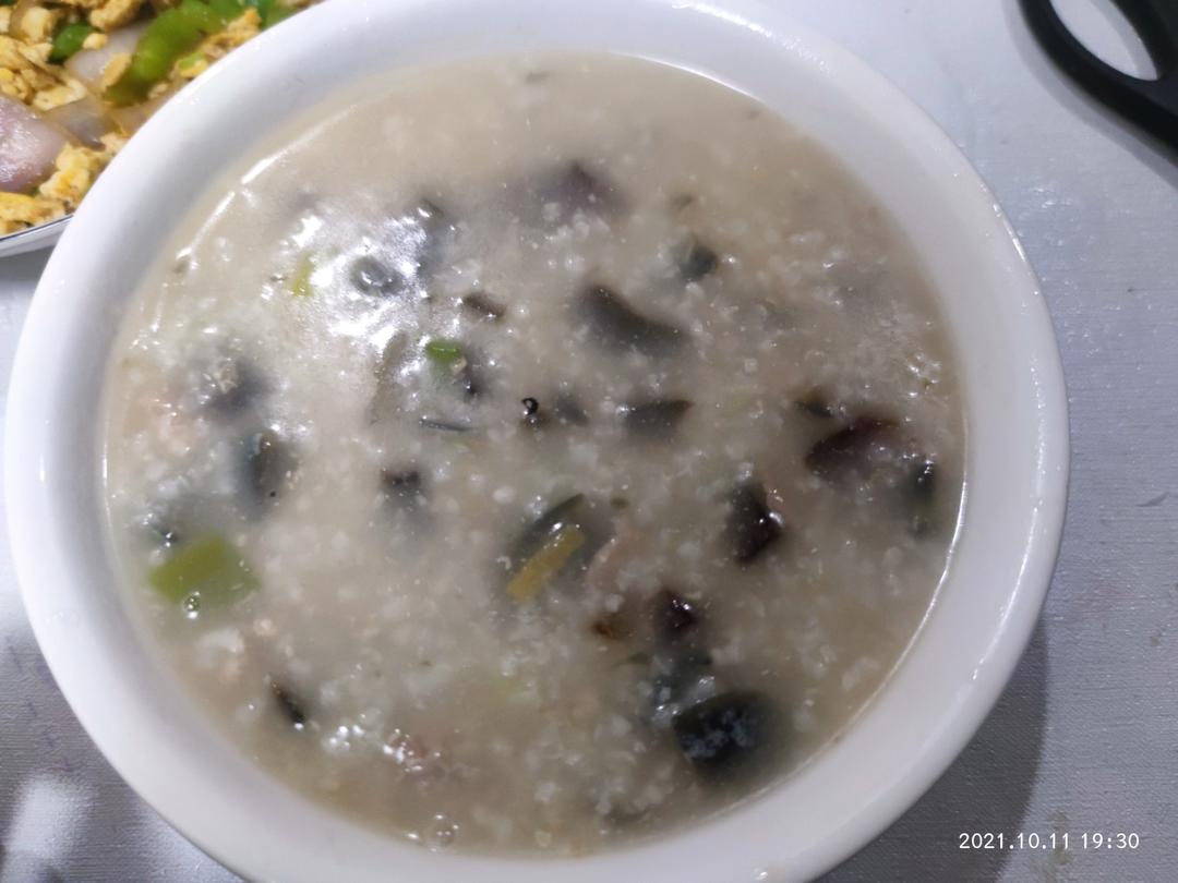 妈妈👩教我做的皮蛋瘦肉粥🥣简单快捷美味😋