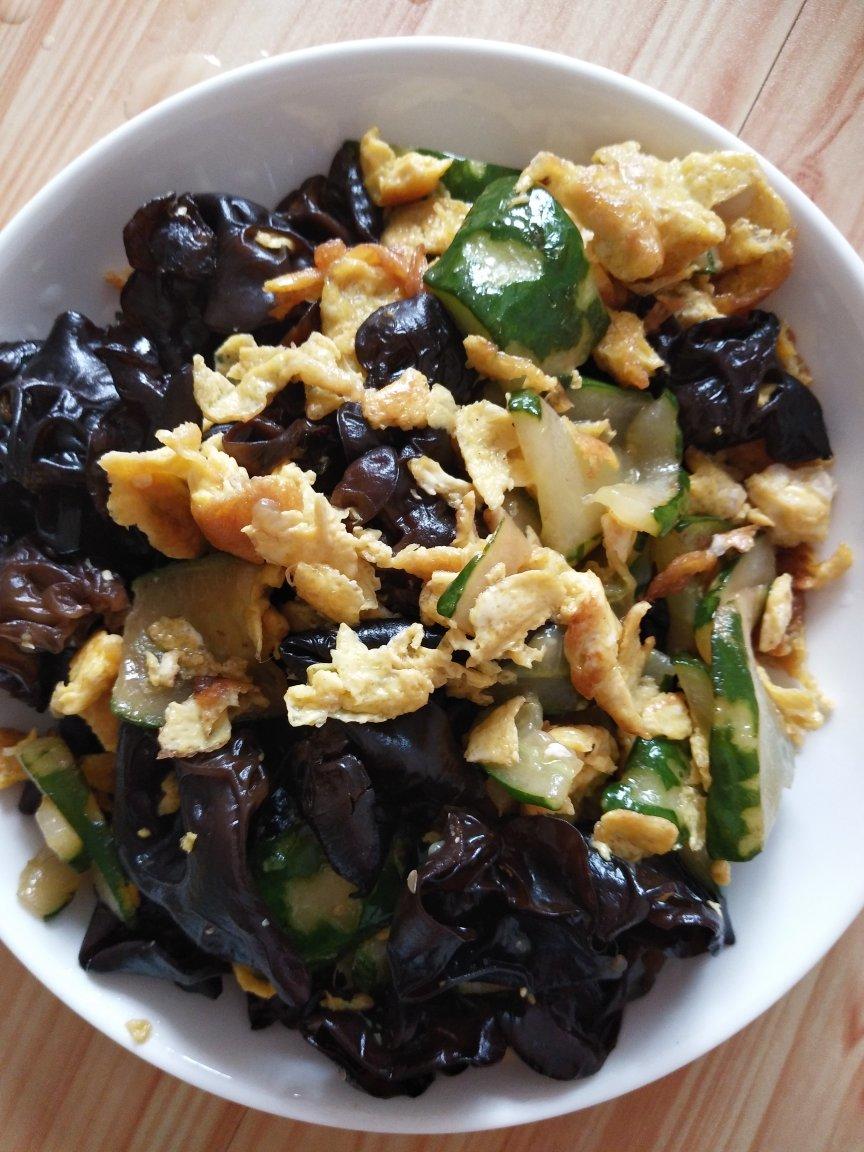 爱做饭的小黎做的快手黄瓜木耳炒鸡蛋