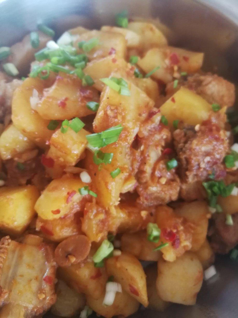 超级下饭的土豆烧排骨