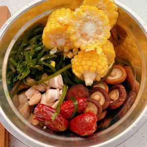 炖海带玉米香菇三黄鸡汤的做法 步骤4