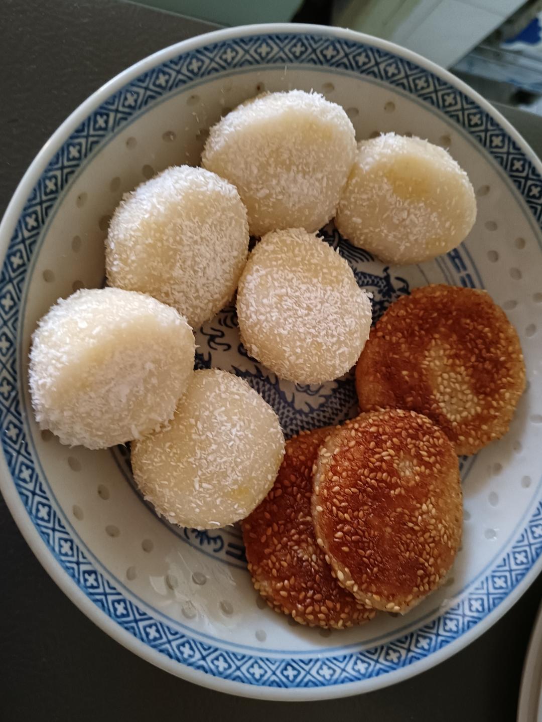 一个苹果  一碗糯米粉  这么做软糯香甜  好吃极了  带馅的苹果糯米饼