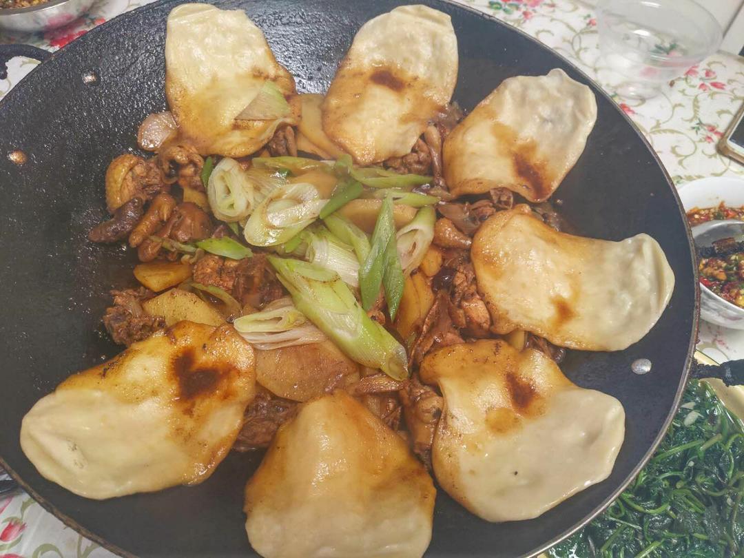 地锅鸡，教你贴饼子好吃的小技巧~