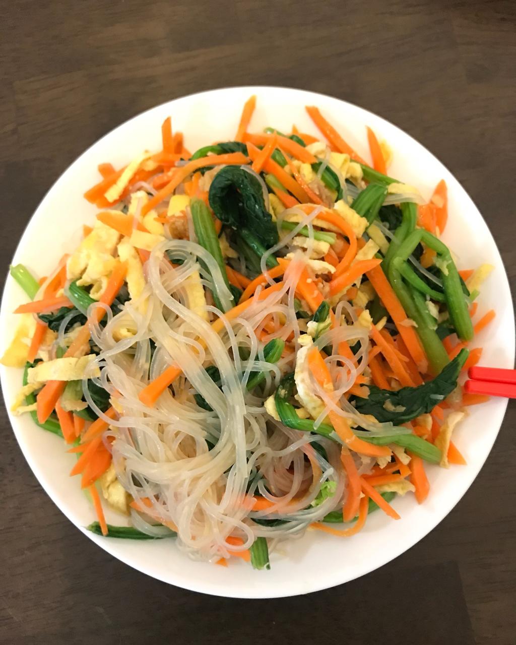 凉拌菠菜胡萝卜鸡蛋粉丝