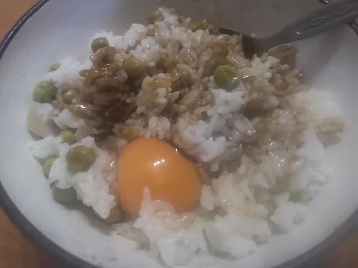 生鸡蛋盖饭