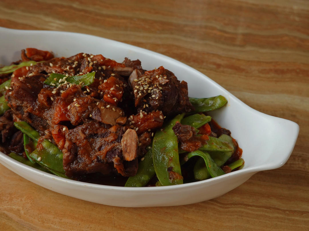 红酒辣酱炖猪颈肉排🥩Wine-Stewed Pork Neck Bones