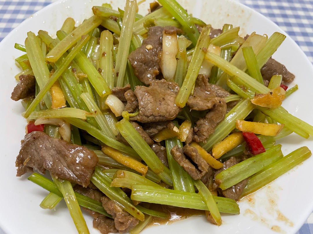 牛肉炒芹菜(不老不柴嫩滑多汁)