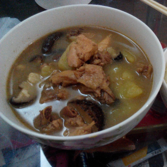 香菇土豆炖鸡肉