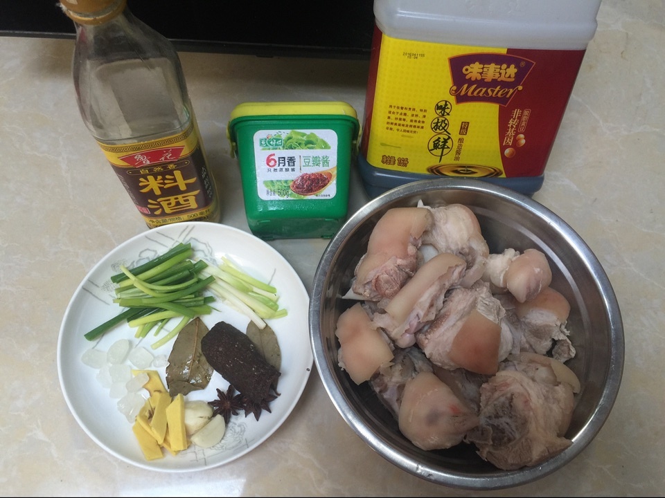 黄豆酱焖猪蹄的做法 步骤1