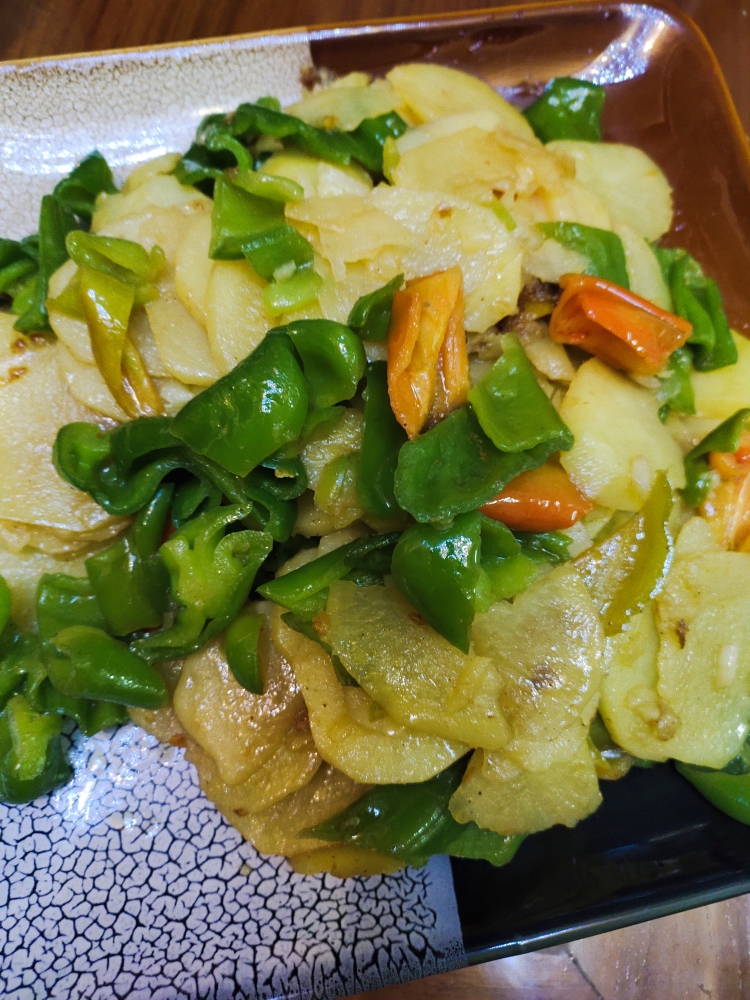 传统家常菜土豆片炒青椒的做法