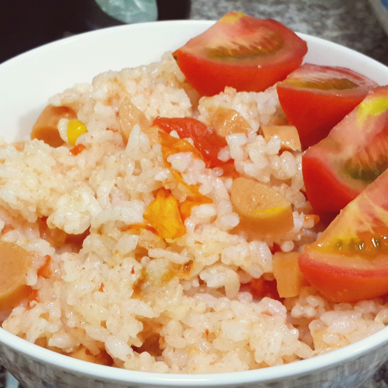 一颗番茄---一个西红柿 拌饭