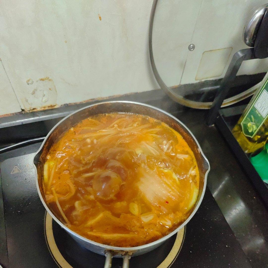 十分钟教你做一口汤、一口饭的韩式辣白菜豆腐汤（素食版）