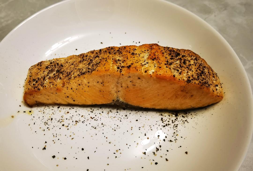 脆皮嫩肉——极致煎三文鱼