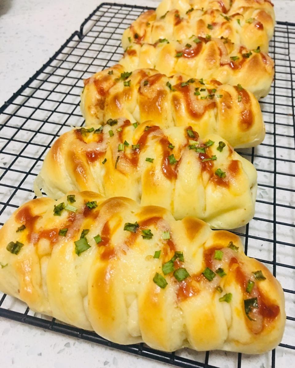 玻璃m猫做的香肠肉松面包卷