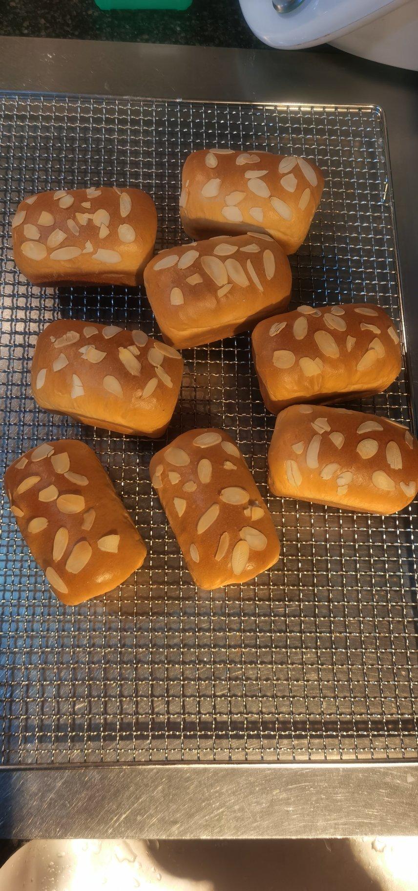 水中月522做的酸奶红豆小枕头面包