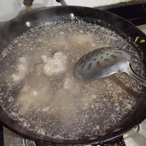 冬天必喝的玉米海带山药排骨汤的做法 步骤2