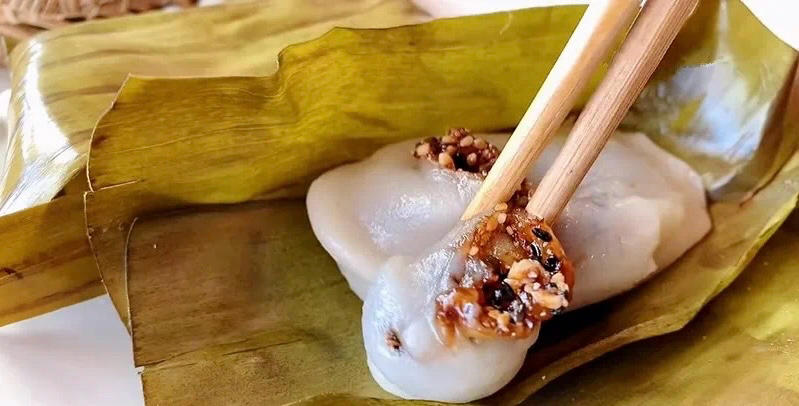 【红糖糯米花生糍粑】

准备食材：红糖、糯米、花生、芝麻、香蕉叶、红糖、白糖