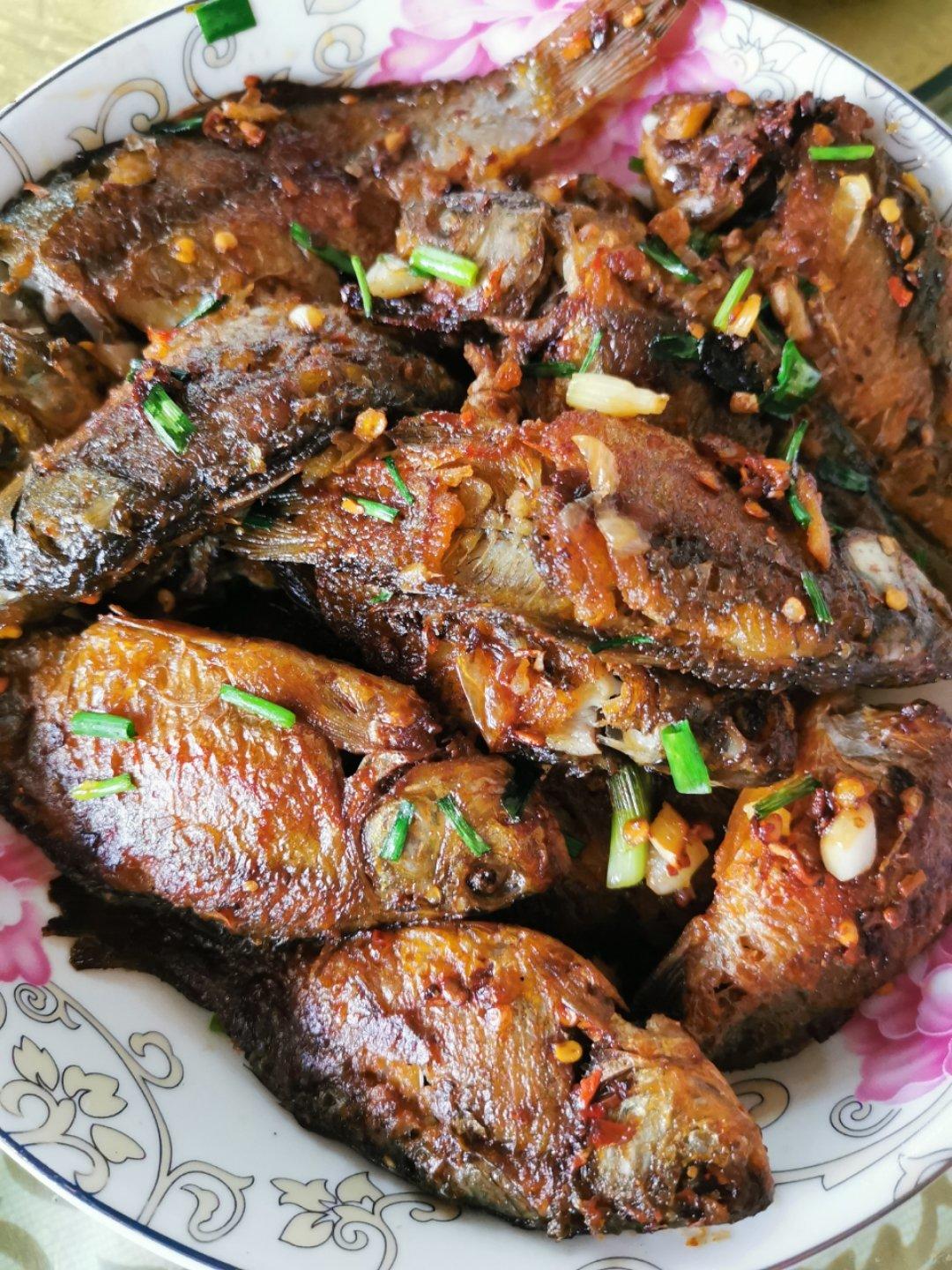 细细品位生活做的野生小鲫鱼香煎