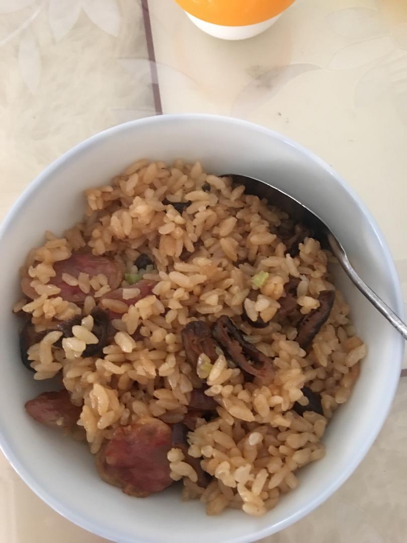颗粒分明 好吃又简单的腊肠香茹焖饭（电饭锅版）