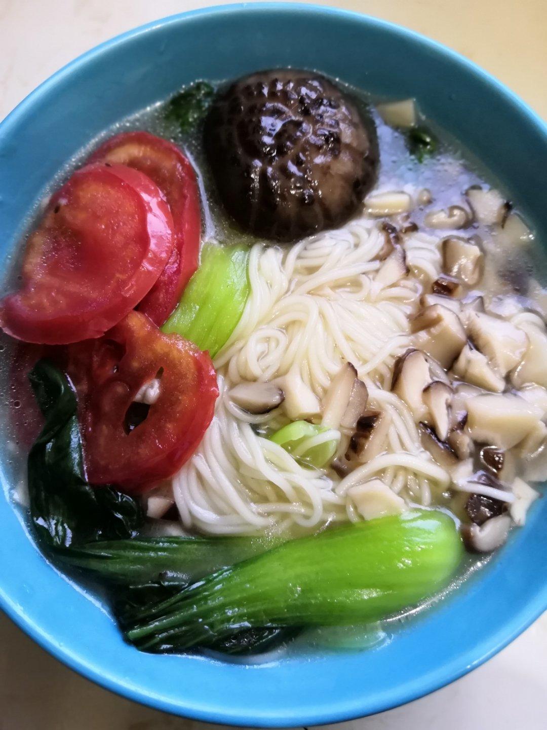 菌汤面条 看得见的香菇 尝得到的鲜美 这才是真正的菌汤