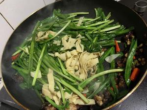 烧烤味的肉末炒韭菜的做法 步骤9