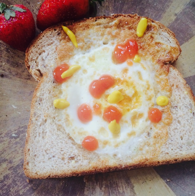 土司煎蛋 Egg-in-a-hole