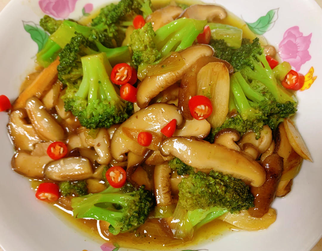 西兰花炒香菇，快手家常菜