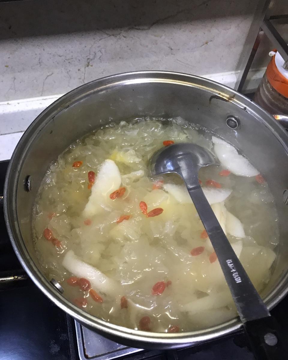 银耳汤快速泡发出胶的密诀